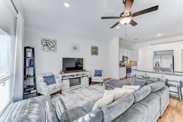 $2,100 | 204 Shoreview Drive, Conroe, TX 77303