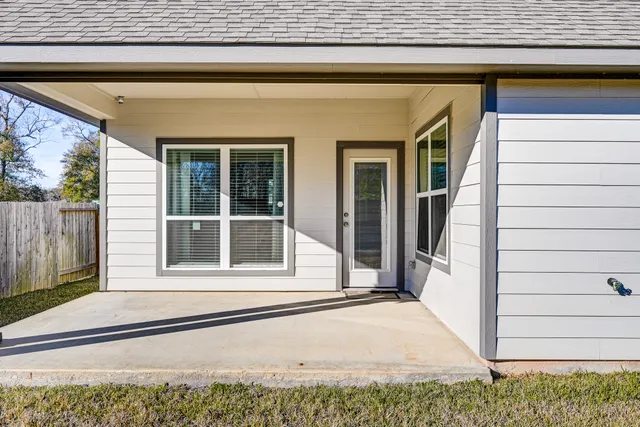 $2,100 | 204 Shoreview Drive, Conroe, TX 77303