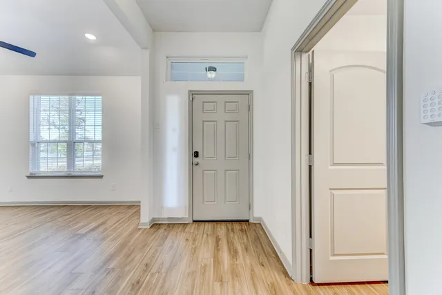 $2,100 | 204 Shoreview Drive, Conroe, TX 77303