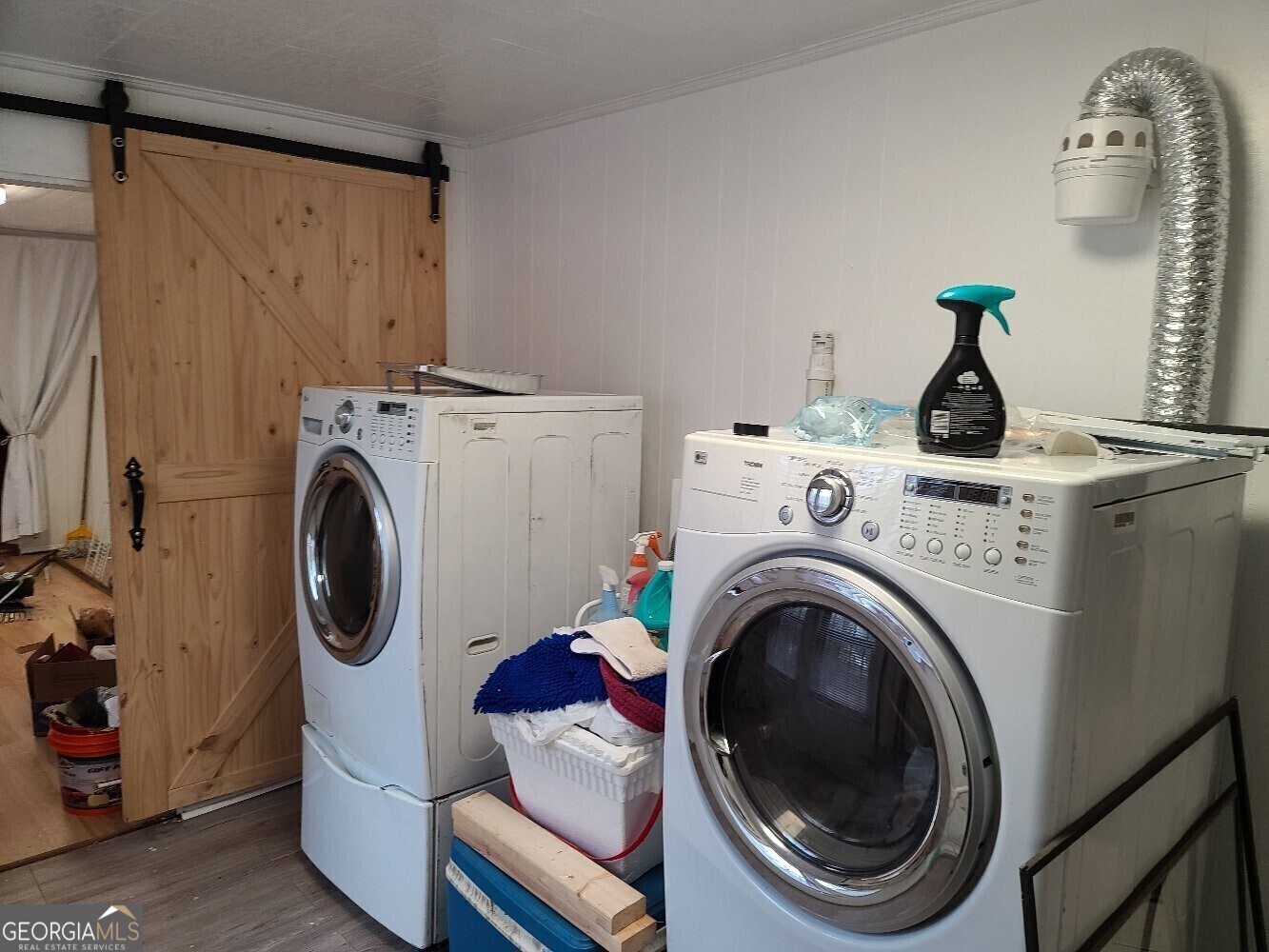 904 Park Avenue LaGrange, GA 30240 - Photo 7 of 11 a living room with dryer and washer