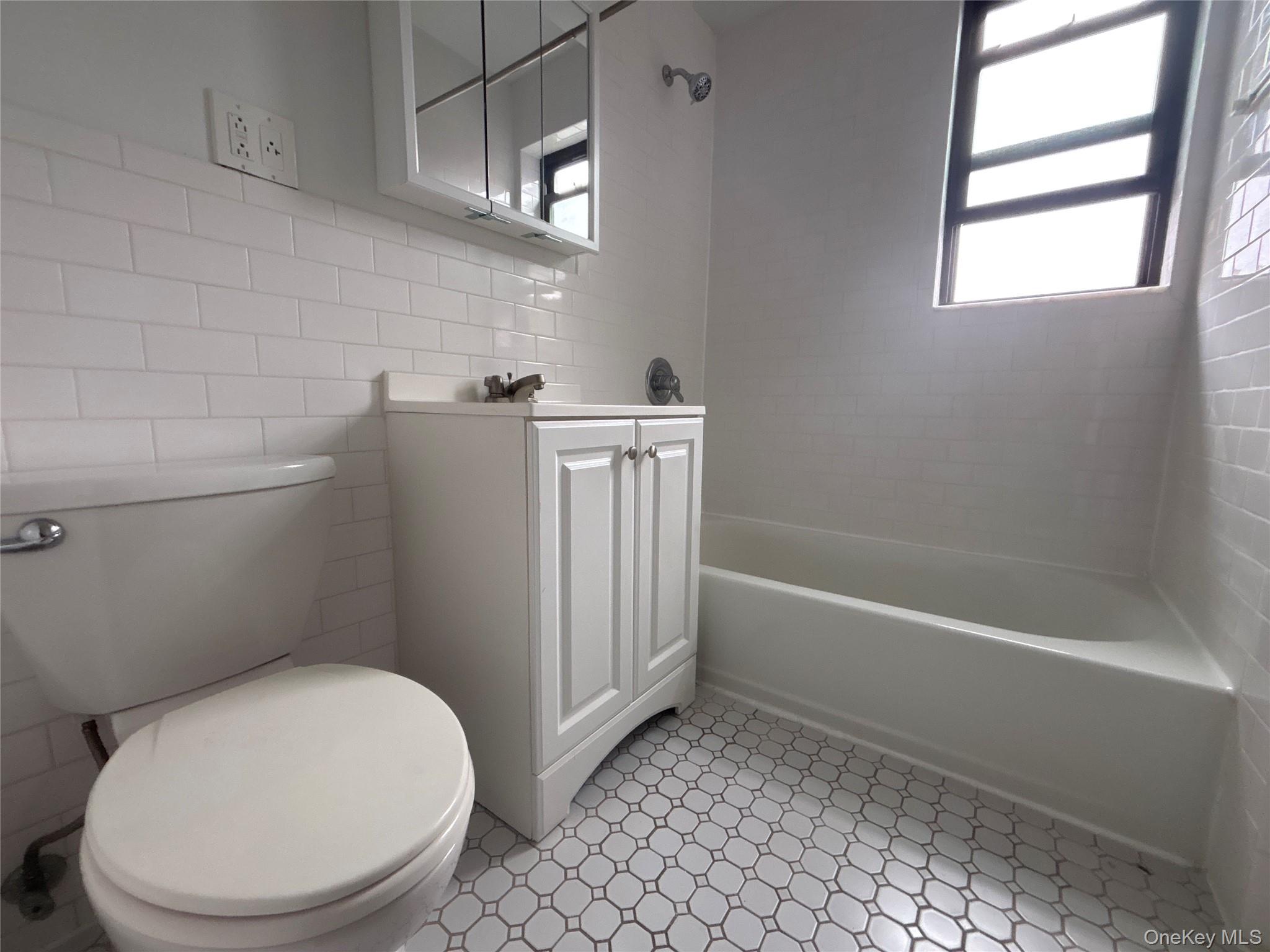 160 South Middle Neck Road, Unit 3C Great Neck, NY 11021 - Photo 18 of 19 a bathroom with a toilet and a bathtub
