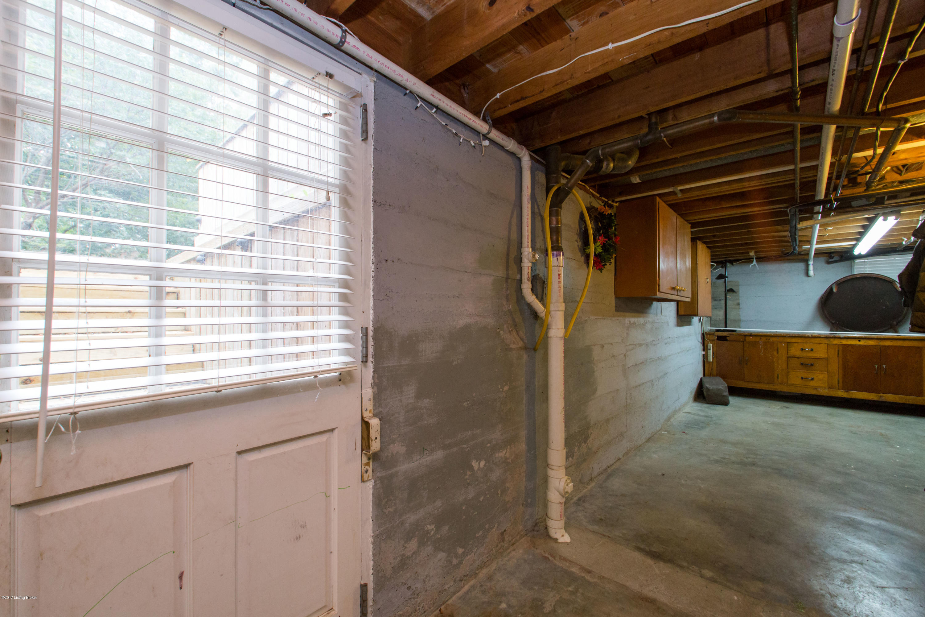 127 Buttercup Road Louisville, KY 40218 - Photo 29 of 51 127_Buttercup_Rd-42