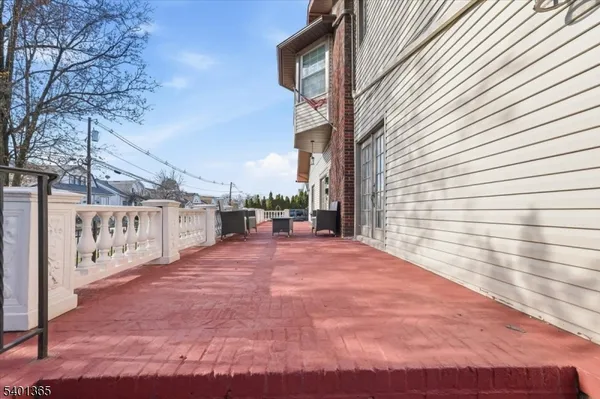 a view of backyard of the house