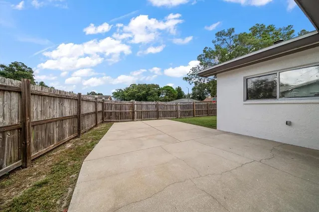 a view of a backyard
