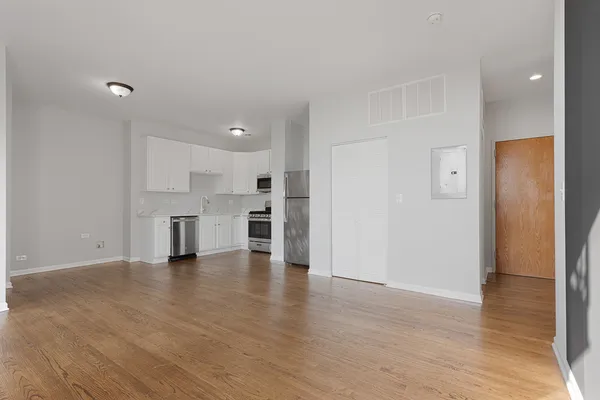 $1,984 | 2451 West Howard Street, Unit 308, Chicago, IL 60645
