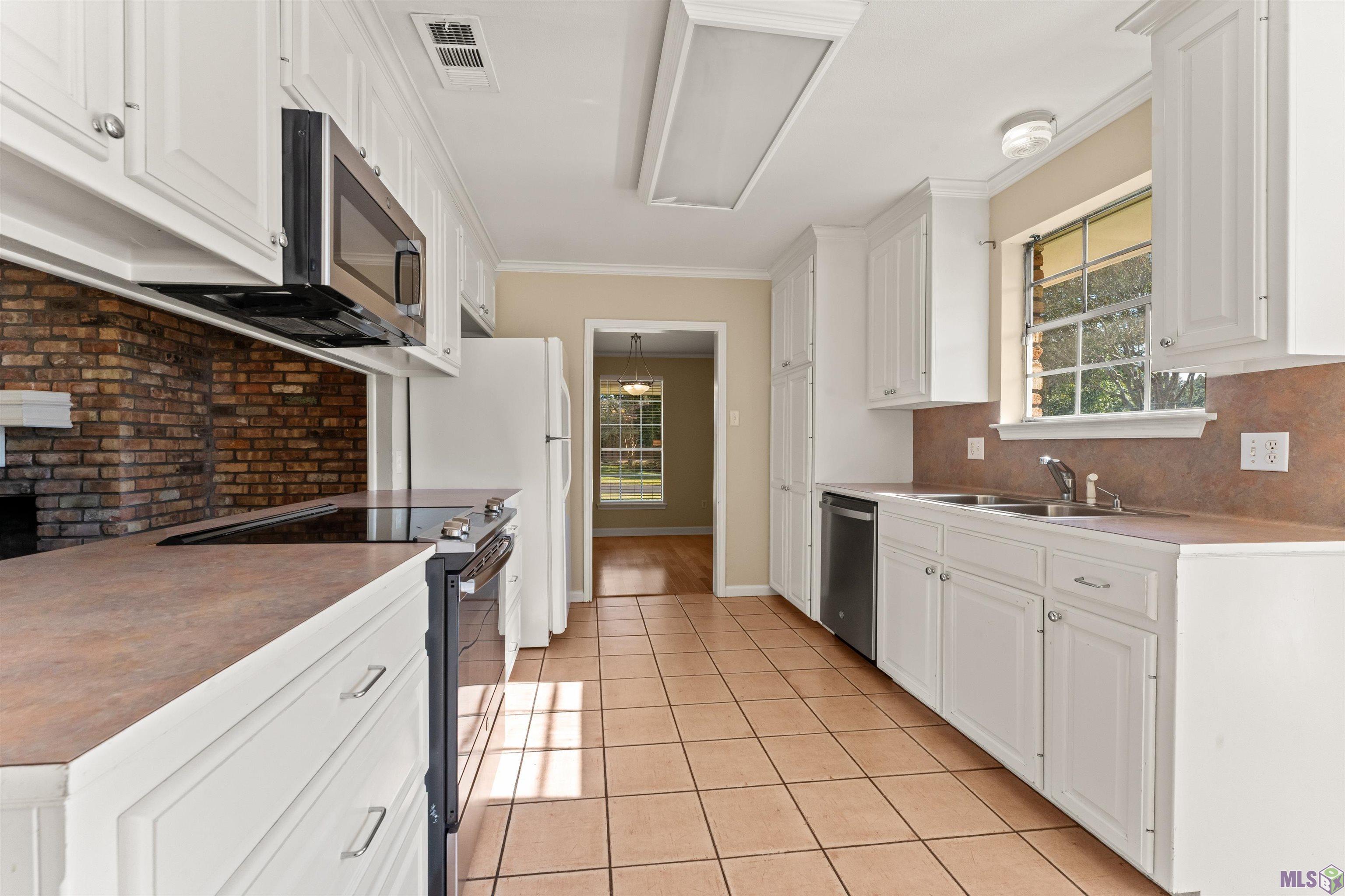 685 Daventry Drive Baton Rouge, LA 70808 - Photo 7 of 37 Kitchen Overview
