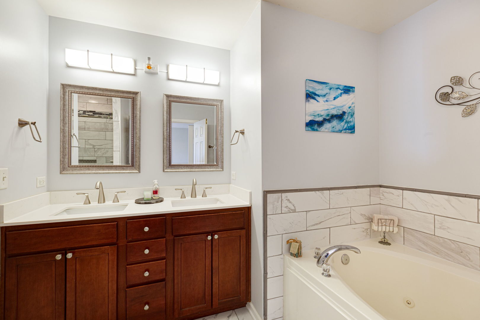 674 Lambert Lane Bartlett, IL 60103 - Photo 15 of 22 a bathroom with a tub sink and mirror