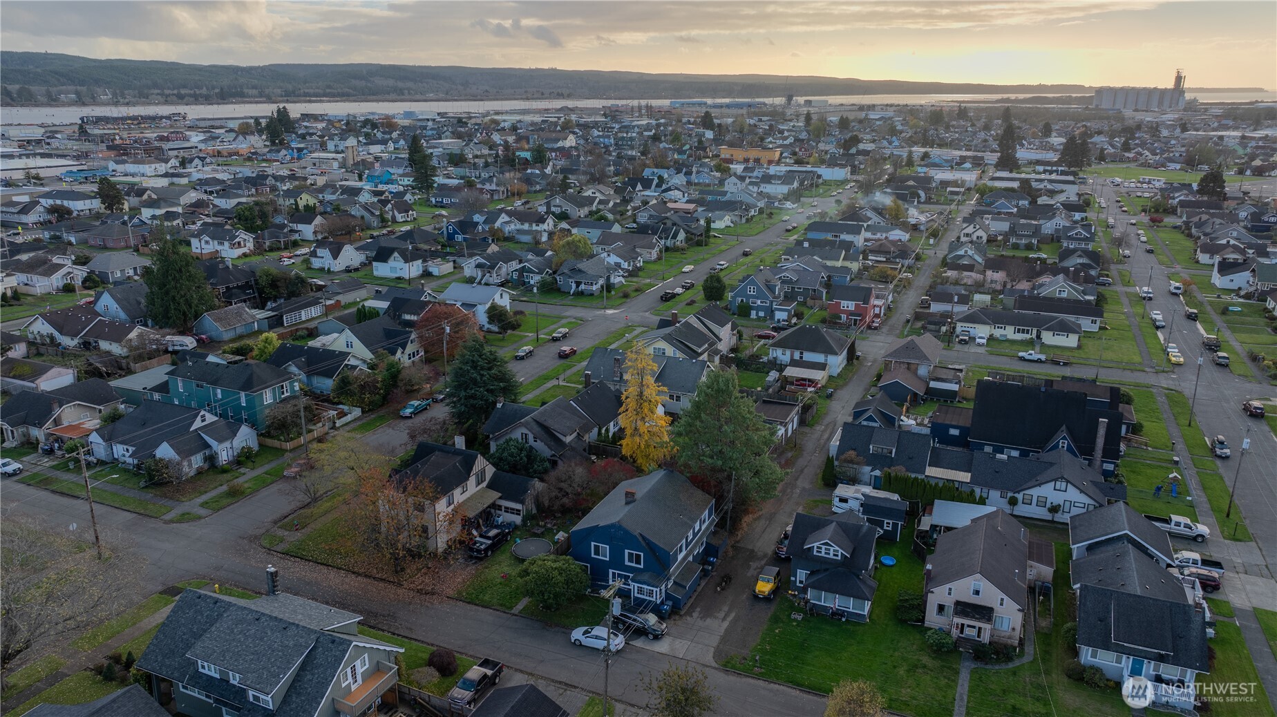 409 North M Street Aberdeen, WA 98520 - Photo 18 of 20 an aerial view of multiple house