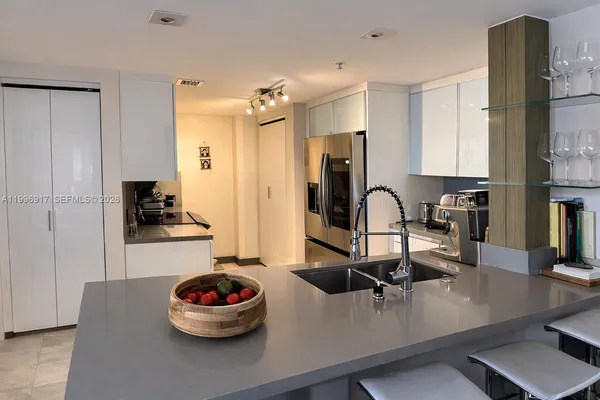 $850,000 | 701 Brickell Key Boulevard, Unit 1611, Miami, FL 33131