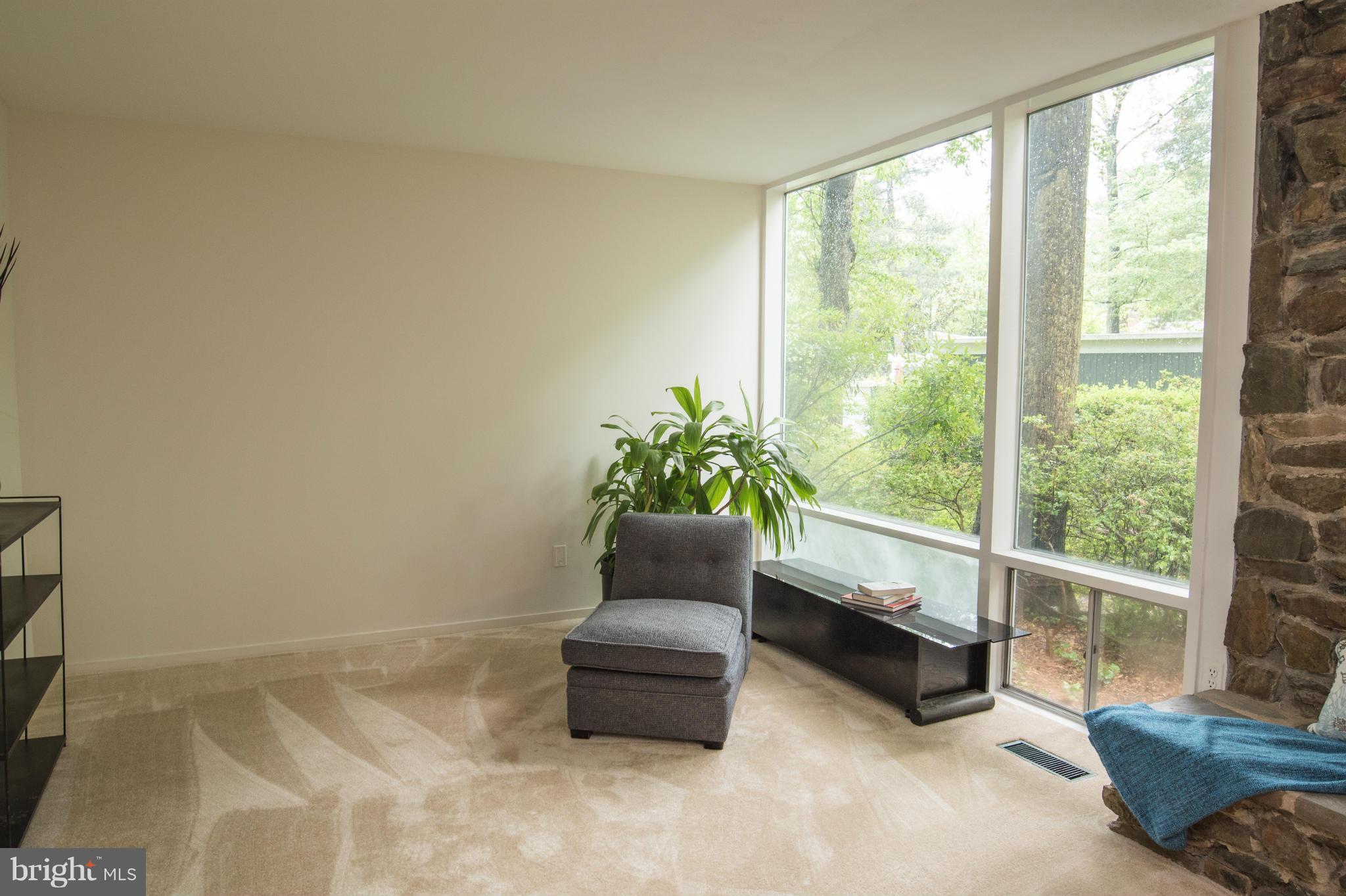 7608 Elba Road Alexandria, VA 22306 - Photo 3 of 24 Living Room