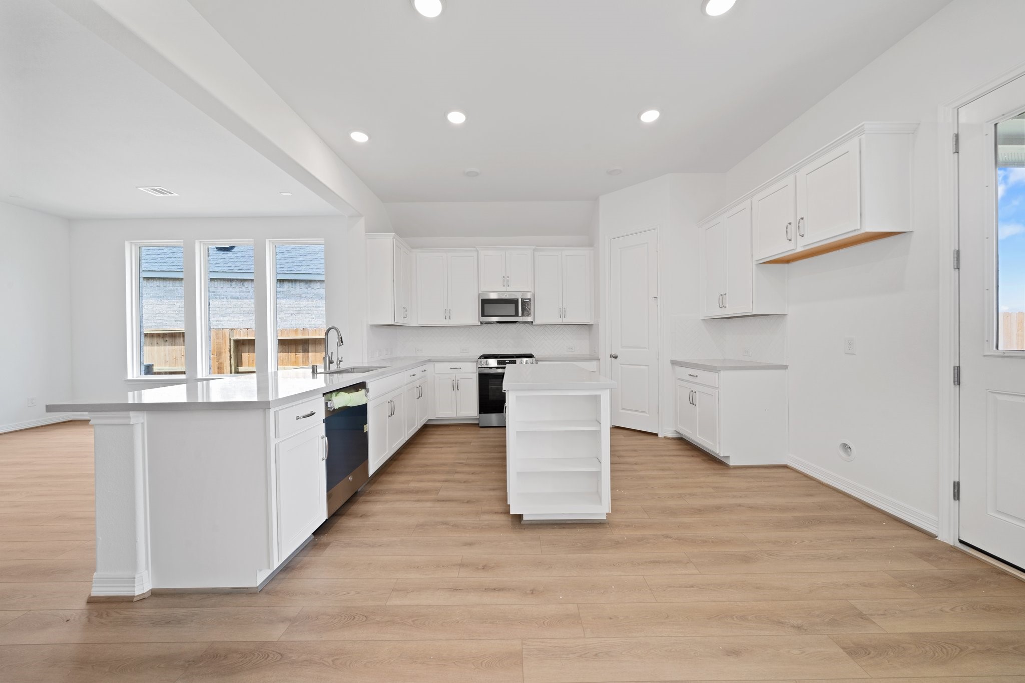 5019 Field Sparrow Lane Rosenberg, TX 77471 - Photo 11 of 19 Note: Sample product photo. Actual exterior and interior selections may vary by homesite. Photo may be virtually staged