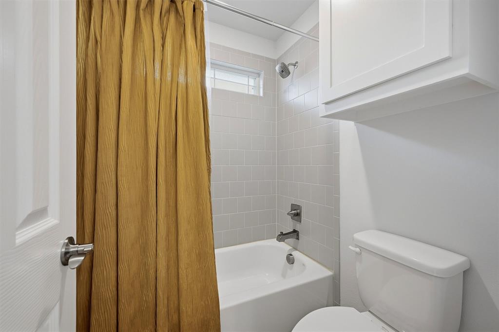 809 Violet Way Celina, TX 75009 - Photo 31 of 38 Upstairs bath connected to bedroom 1