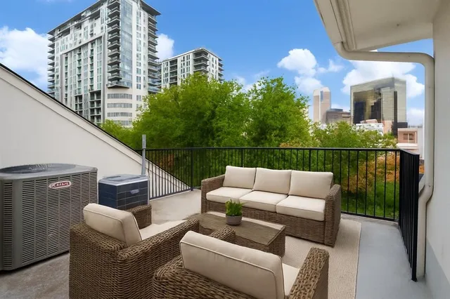 $574,900 | 2205 Canton Street, Unit 107, Dallas, TX 75201