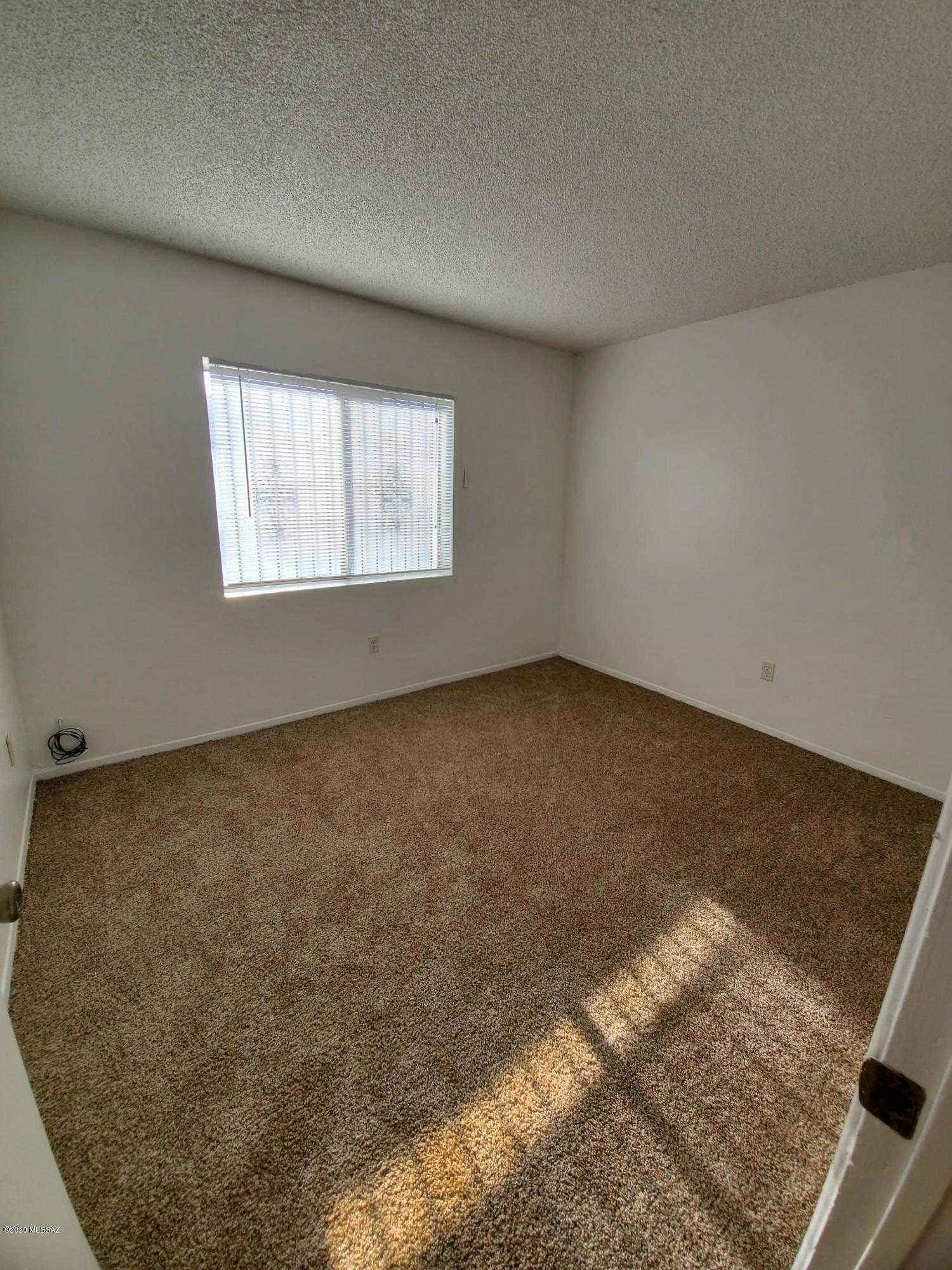 1057 East Halcyon Road Tucson, AZ 85719 - Photo 6 of 10 an empty room with a window