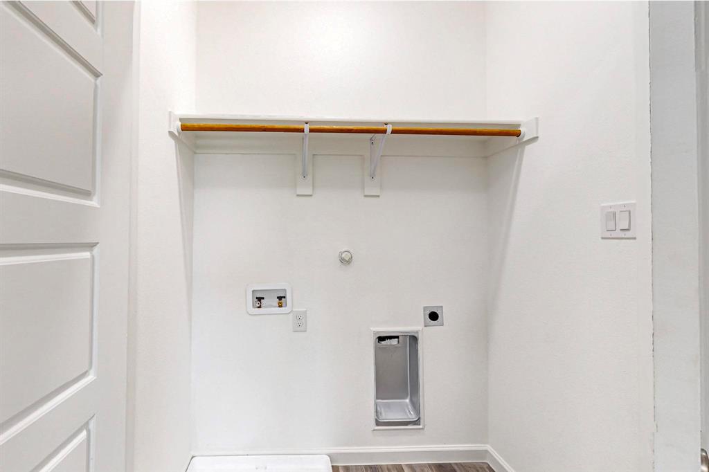 376 Buck Ridge Drive Frisco, TX 75068 - Photo 38 of 40 a close up of a mirror