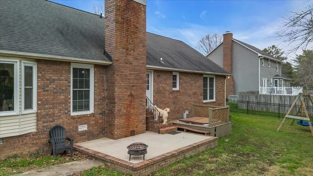 a view of a houses with backyard