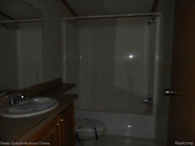 4381 Duce Road Avoca, MI 48006 - Photo 13 of 18 261--901360mainbath.JPG