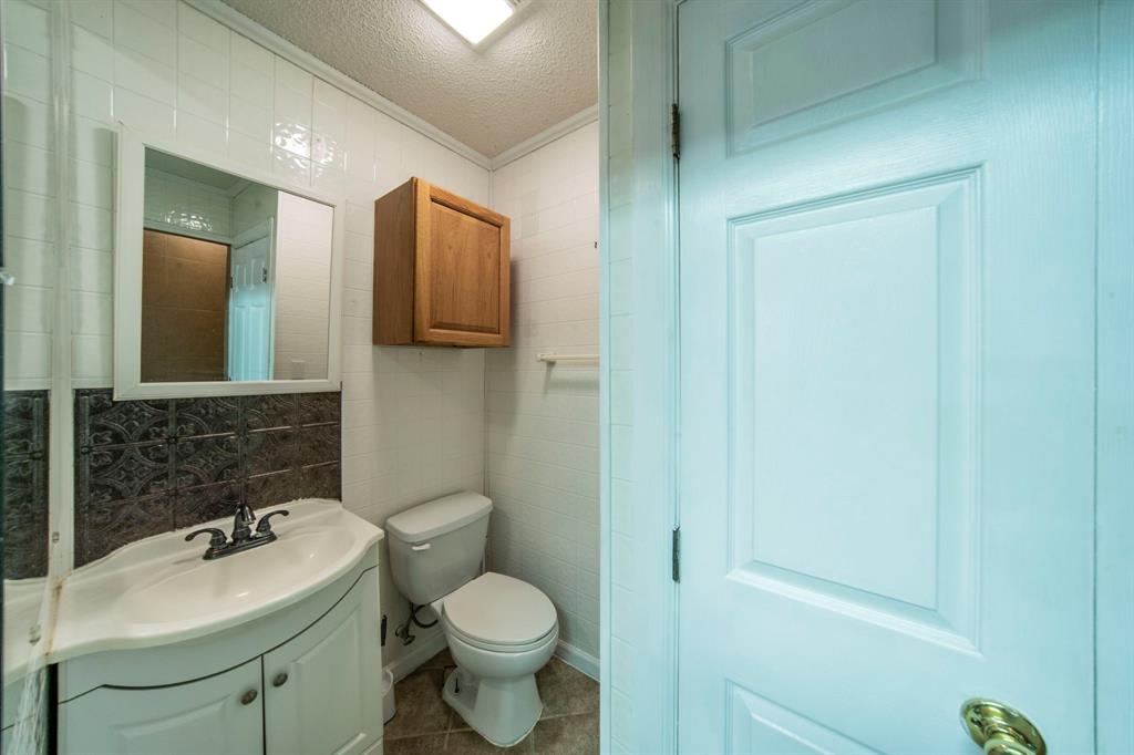 127 County Road 3051 Decatur, TX 76234 - Photo 18 of 35 a bathroom with a toilet sink and mirror
