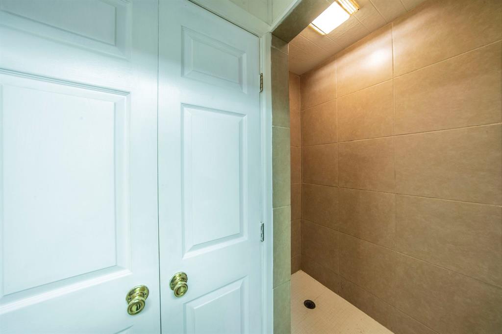127 County Road 3051 Decatur, TX 76234 - Photo 19 of 35 a bathroom with a bathtub