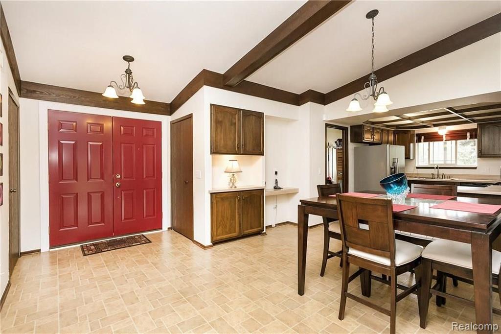 304 Coldiron Drive Rochester Hills, MI 48307 - Photo 4 of 31