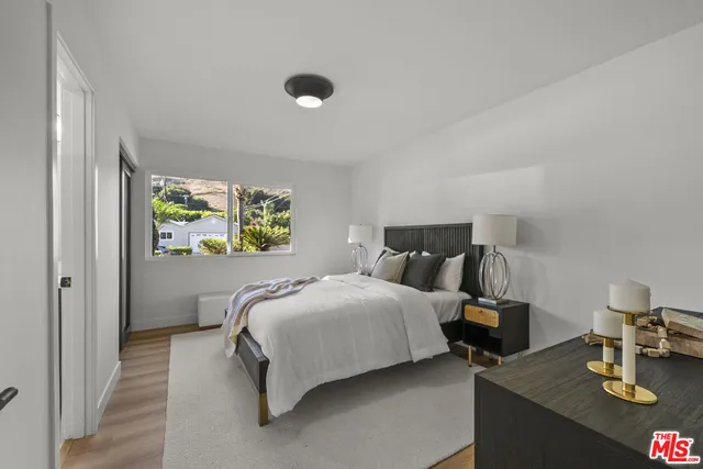a en suite bathroom with a sink and mirror