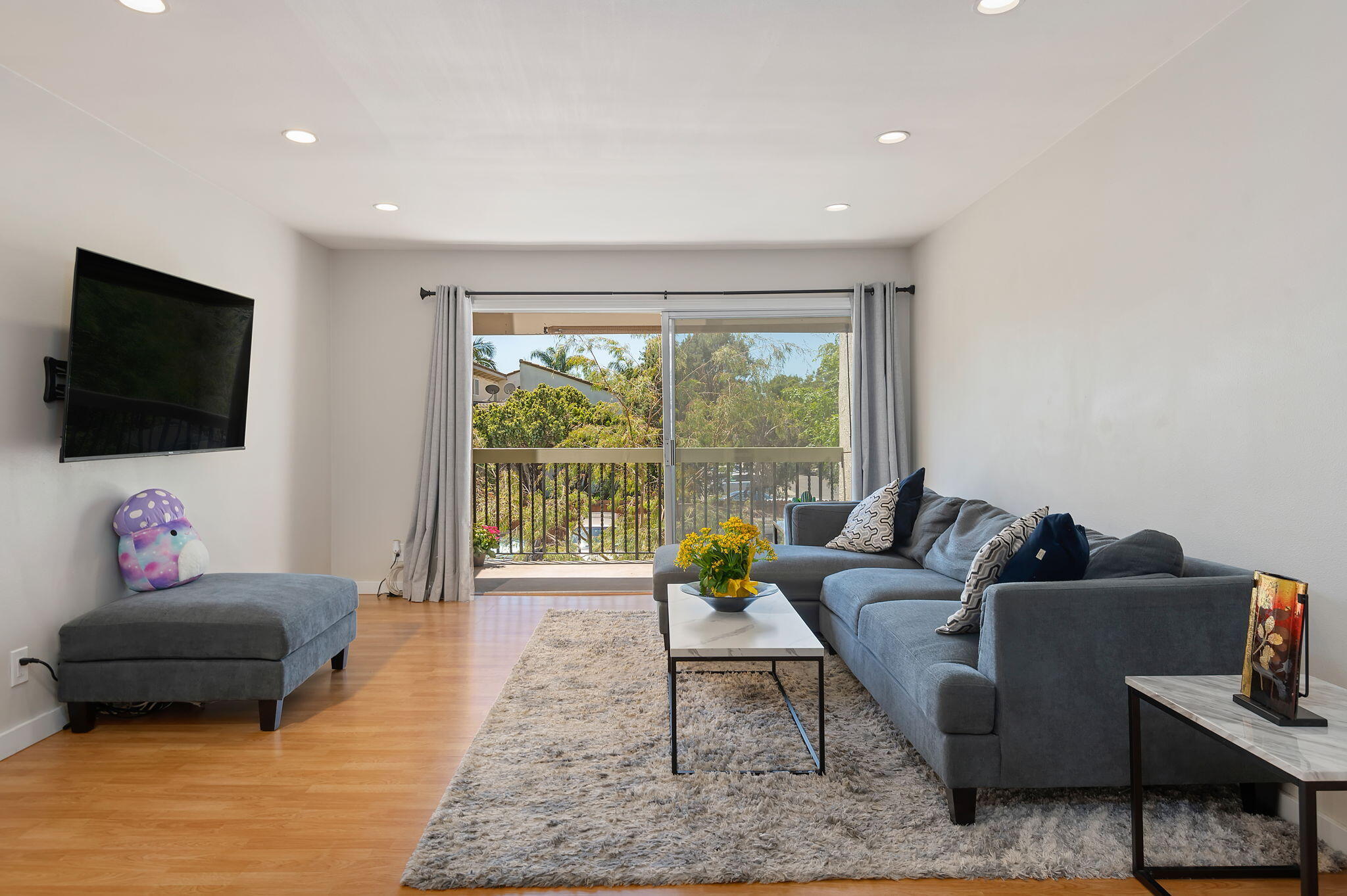 5512 Armitos Avenue, Unit 44 Goleta, CA 93117 - Photo 4 of 16 Living Room