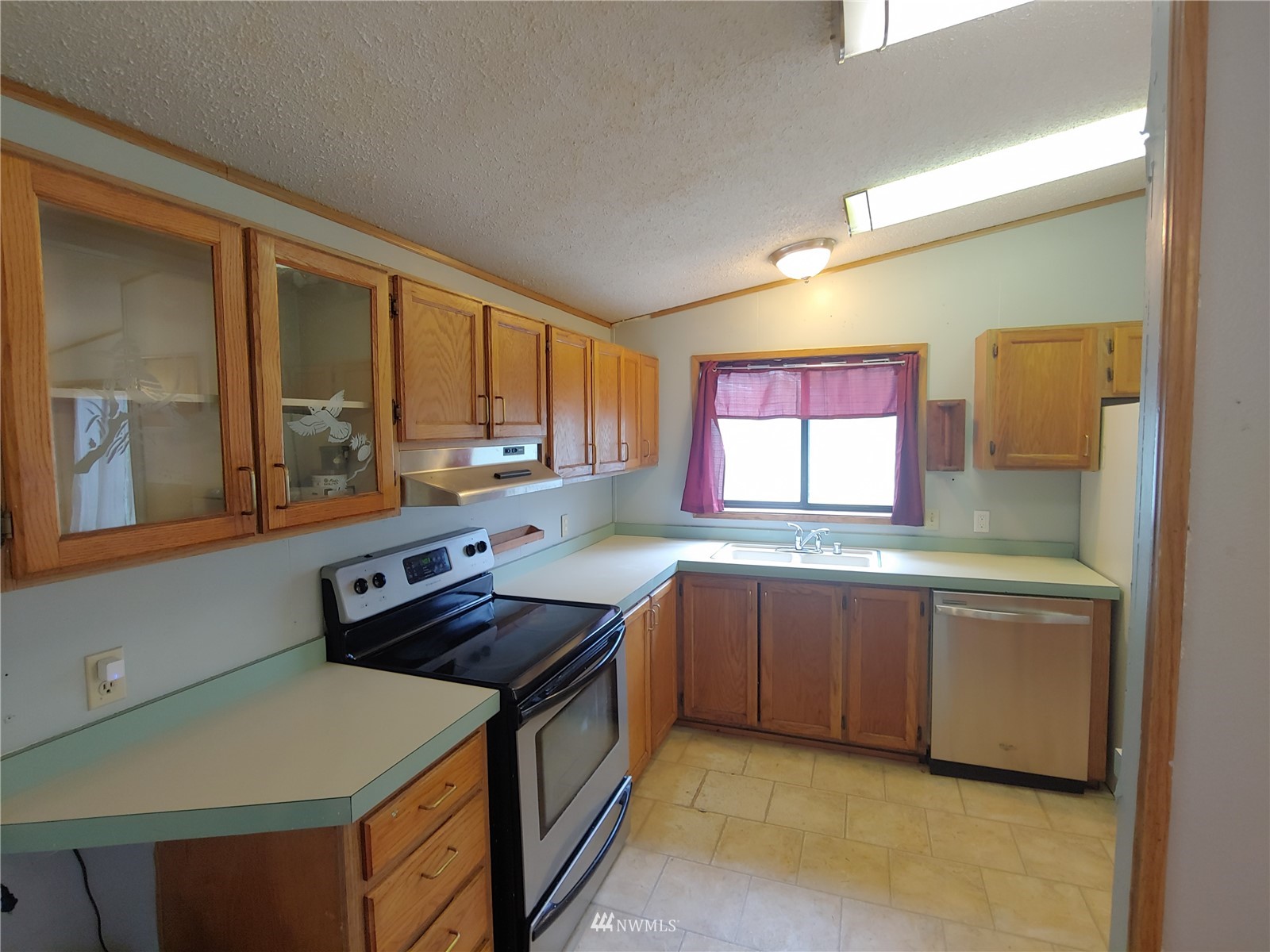 383 Bunker Creek Road Chehalis, WA 98532 - Photo 12 of 35 a kitchen that has a sink and a stove in it