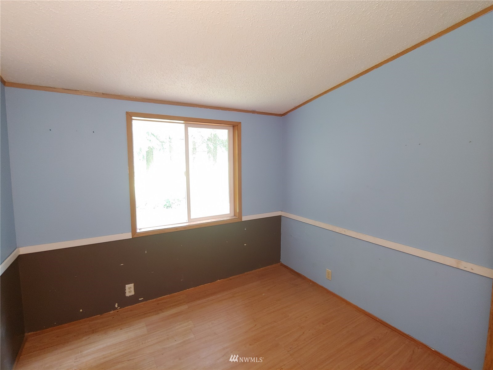 383 Bunker Creek Road Chehalis, WA 98532 - Photo 16 of 35 an empty room with a window
