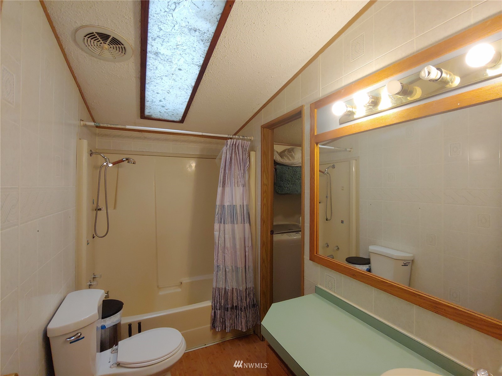 383 Bunker Creek Road Chehalis, WA 98532 - Photo 20 of 35 a bathroom with a sink and toilet