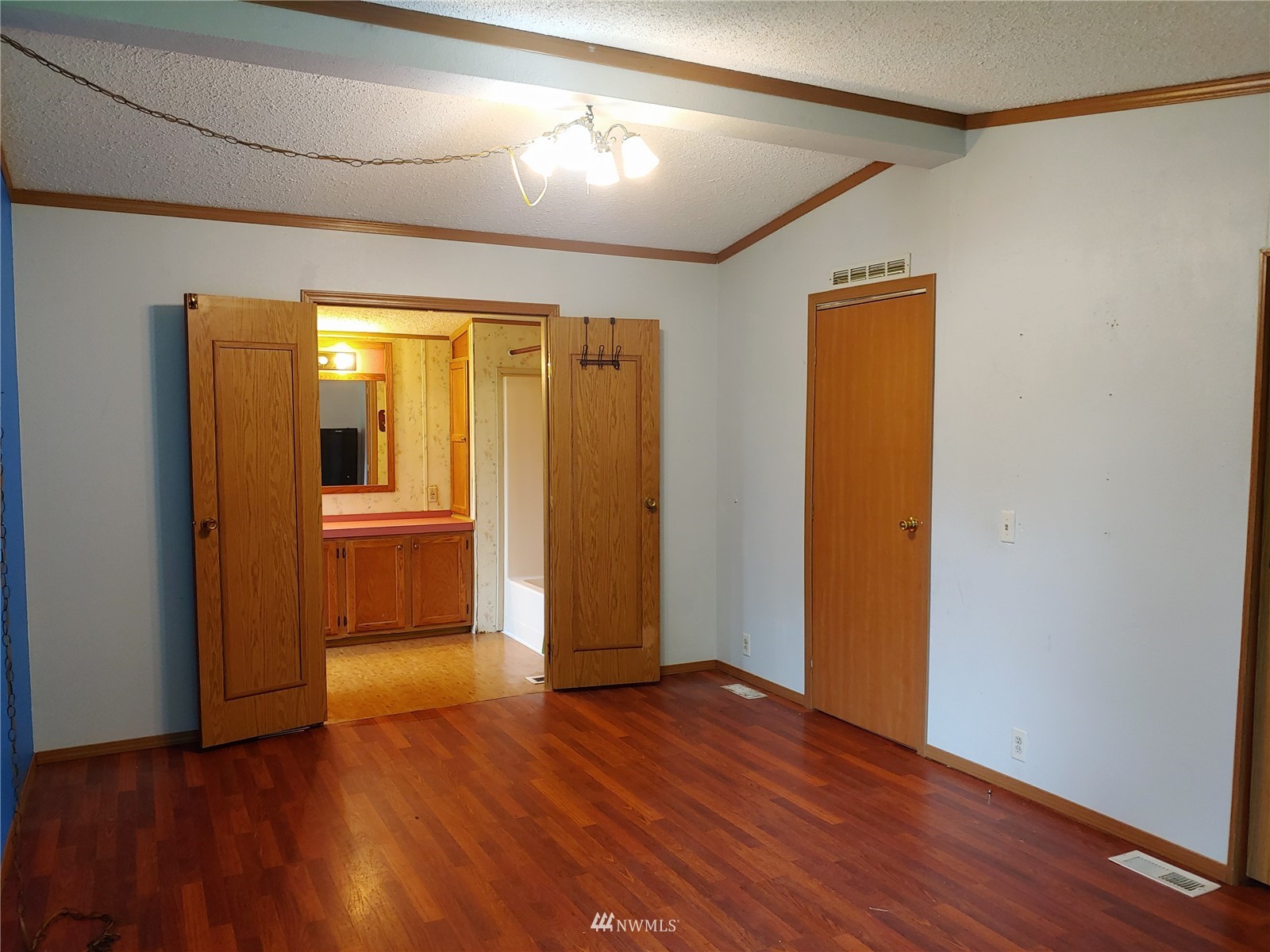 383 Bunker Creek Road Chehalis, WA 98532 - Photo 23 of 35 a view of a livingroom with wooden floor