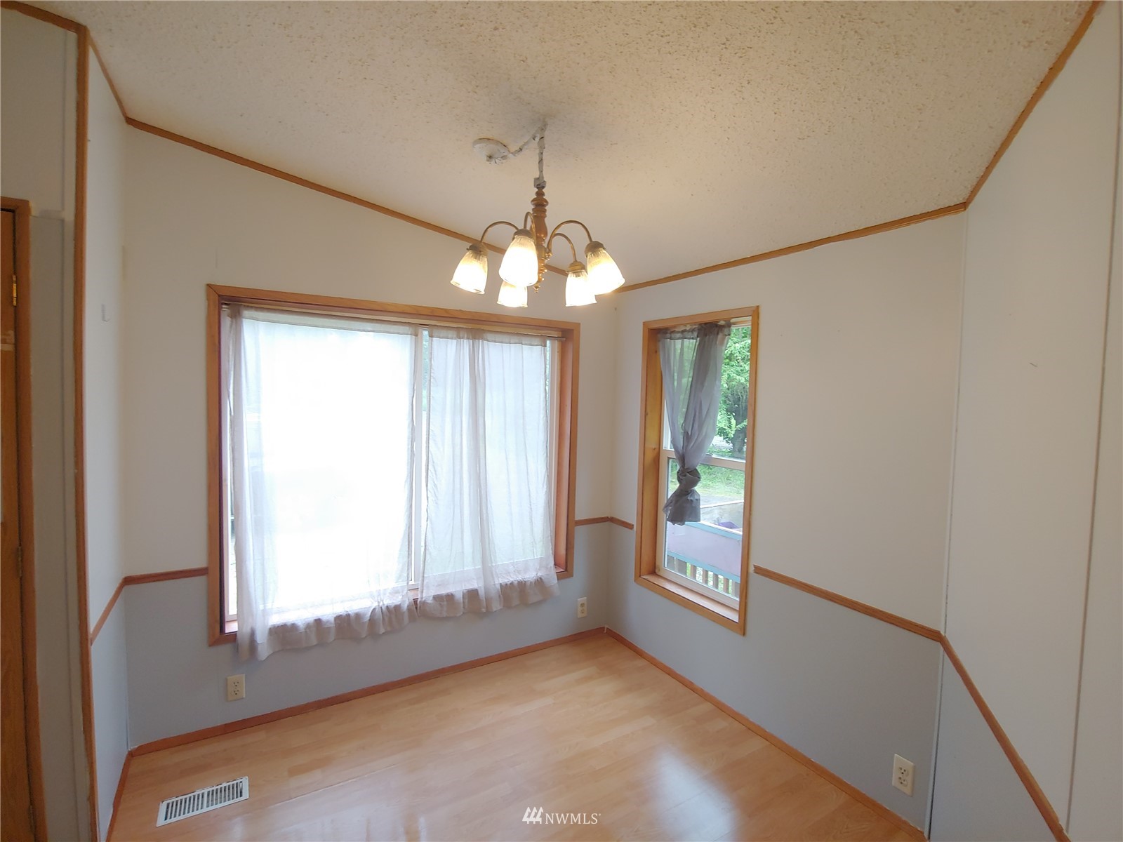 383 Bunker Creek Road Chehalis, WA 98532 - Photo 9 of 35 a view of an empty room with window