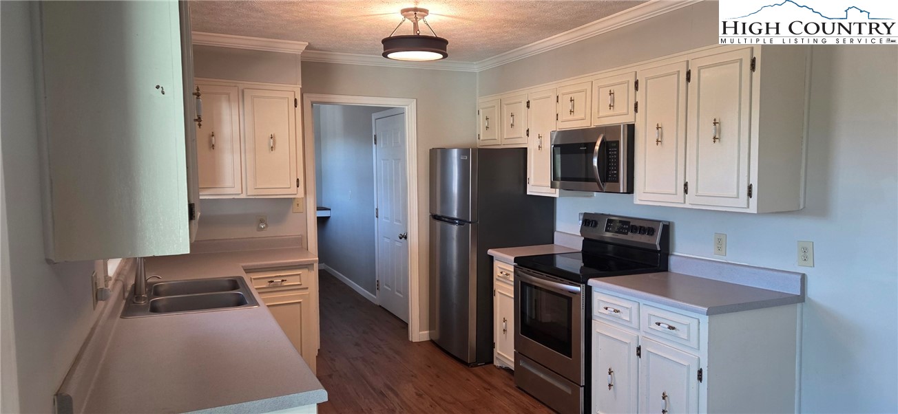 516 White Laurel Lane Boone, NC 28607 - Photo 18 of 27 a kitchen with stainless steel appliances a refrigerator stove and microwave