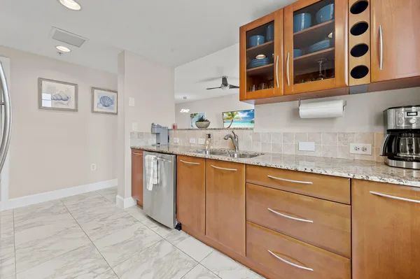 $2,300 | 511 Lucerne Avenue, Unit 315, Lake Worth Beach, FL 33460