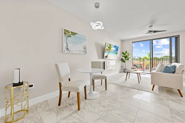 $2,300 | 511 Lucerne Avenue, Unit 315, Lake Worth Beach, FL 33460