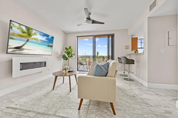 $2,300 | 511 Lucerne Avenue, Unit 315, Lake Worth Beach, FL 33460