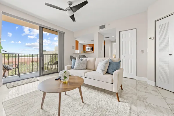 $2,300 | 511 Lucerne Avenue, Unit 315, Lake Worth Beach, FL 33460