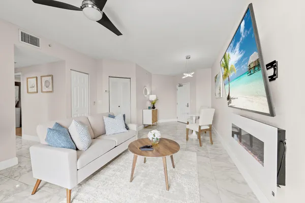 $2,300 | 511 Lucerne Avenue, Unit 315, Lake Worth Beach, FL 33460