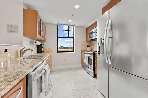 $2,300 | 511 Lucerne Avenue, Unit 315, Lake Worth Beach, FL 33460