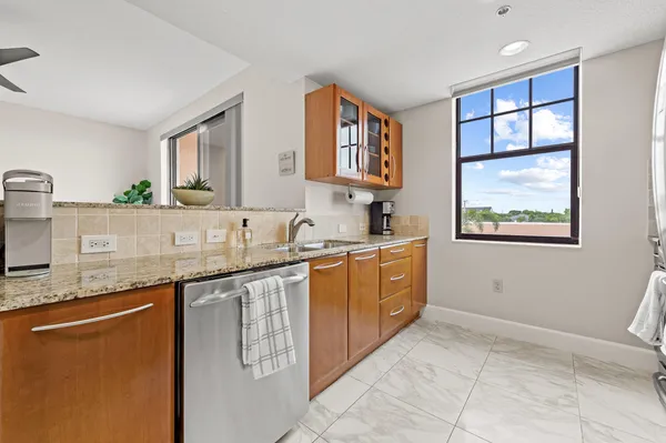 $2,300 | 511 Lucerne Avenue, Unit 315, Lake Worth Beach, FL 33460