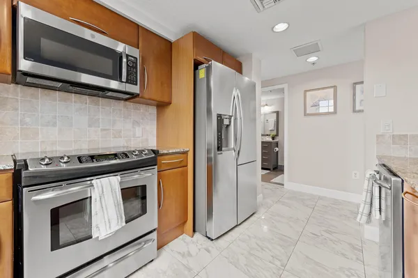 $2,300 | 511 Lucerne Avenue, Unit 315, Lake Worth Beach, FL 33460