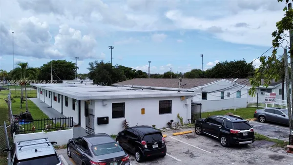 $1,750 | 715 Northwest 7th Avenue, Unit 3, Hallandale Beach, FL 33009