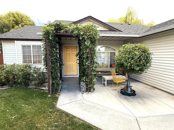 $414,900 | 332 West Mule Court, Kuna, ID 83634