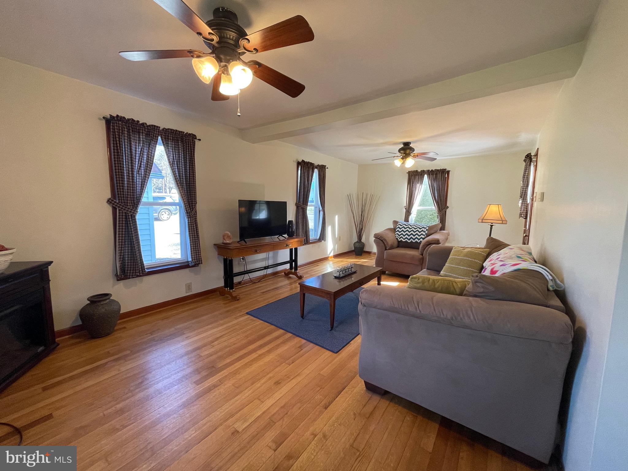 13186 Edgemont Road Smithsburg, MD 21783 - Photo 11 of 40 Living Room