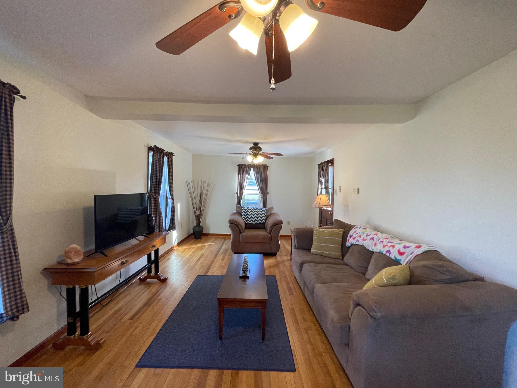 13186 Edgemont Road Smithsburg, MD 21783 - Photo 12 of 40 Living Room