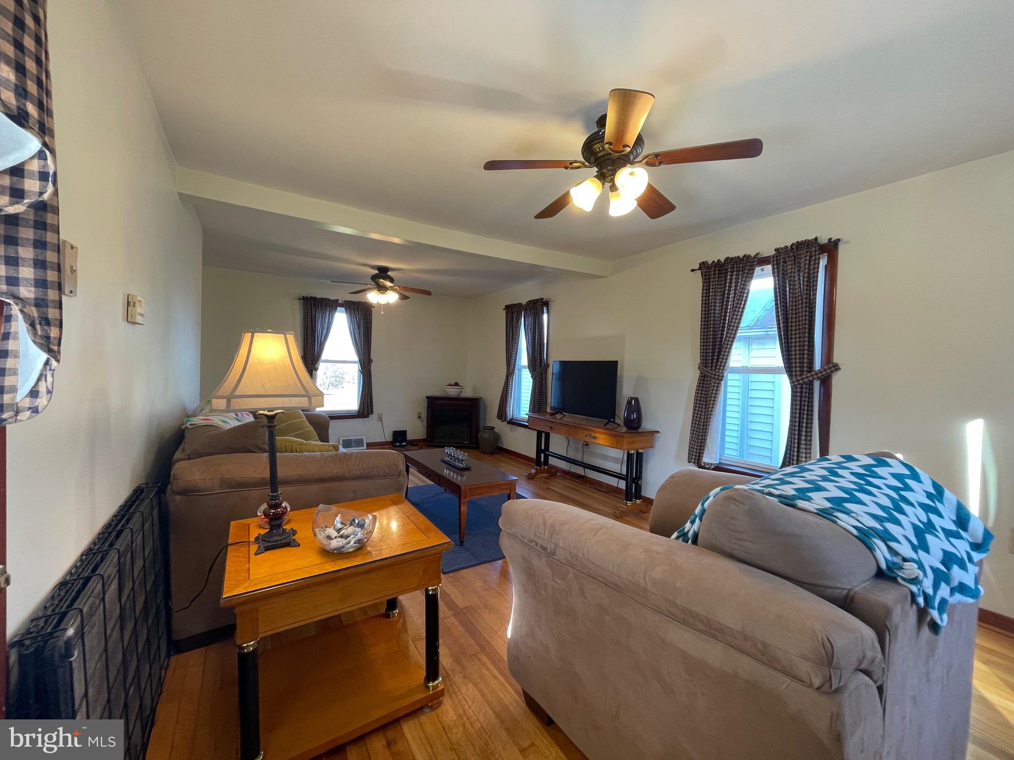 13186 Edgemont Road Smithsburg, MD 21783 - Photo 14 of 40 Living Room