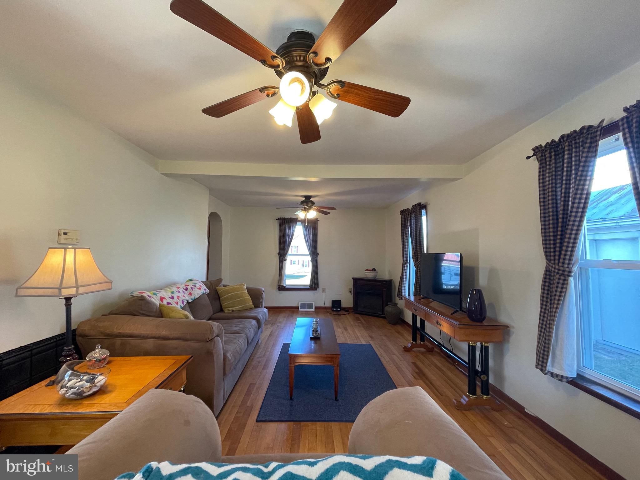 13186 Edgemont Road Smithsburg, MD 21783 - Photo 15 of 40 Living Room