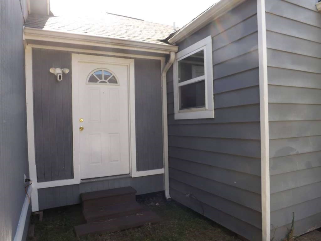 7619 Ilex Street Houston, TX 77012 - Photo 3 of 15 a view of door