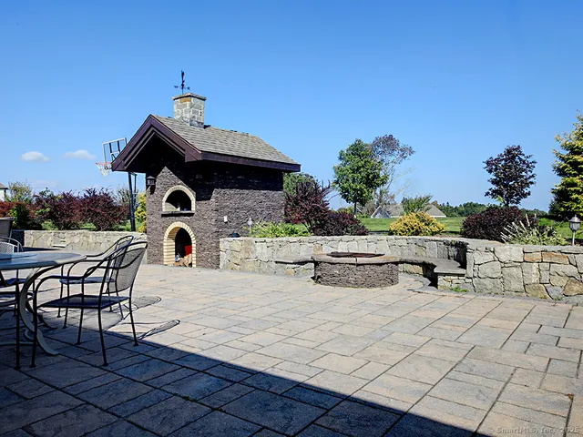 a view of outdoor space yard and porch