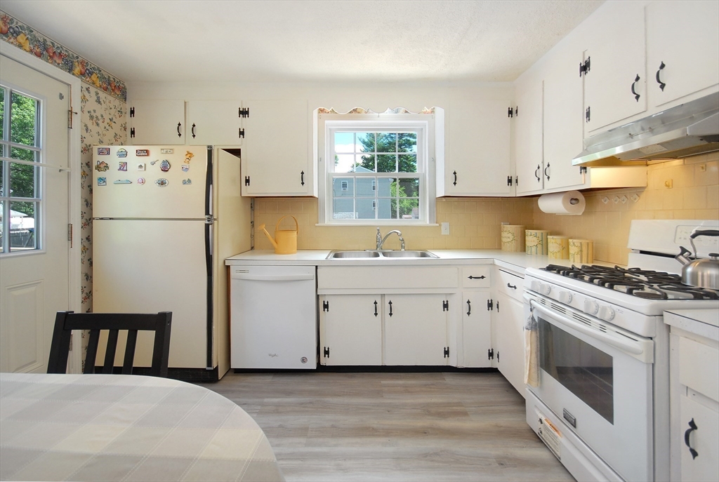 12 Edgewood Road Billerica, MA 01821 - Photo 7 of 27