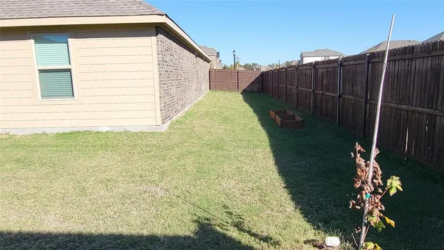 a view of a backyard
